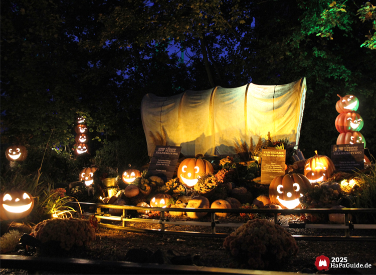 Herbstzauber am Meer - Leuchtende Kürbisse vor einem Planwagen der Pony Post
