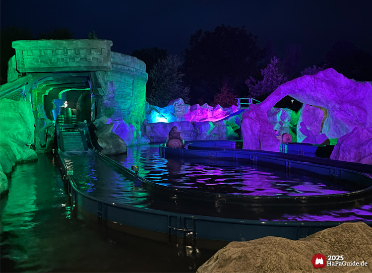 Herbstzauber am Meer - Beleuchtete Felslandschaft mit Schiffswrack von Awildas Abenteuerfahrt