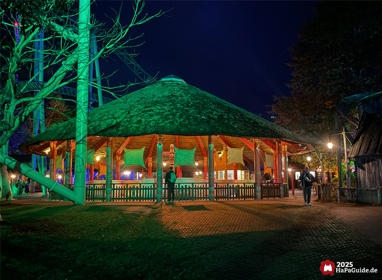 Herbstzauber am Meer - Das Reetdachgebäude von Pow Wow beleuchtet bei Dunkelheit