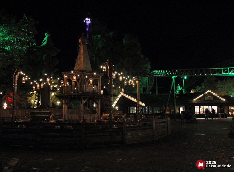 Herbstzauber am Meer - Lichterketten überspannen die Tierkinder vom Peterhof
