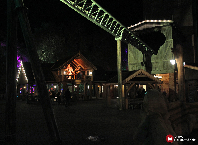 Herbstzauber am Meer - Der beleuchtete Peterhof von Novgorod mit Einfahrt in den Saviour-Tower