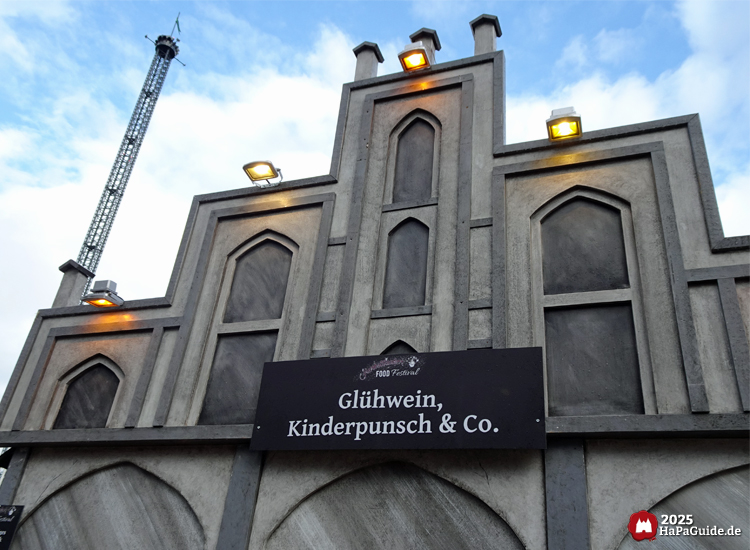 Herbstzauber am Meer - Schild Glühwein, Kinderpunsch & Co. an einer Hütte des Herbstzauber Food Festivals