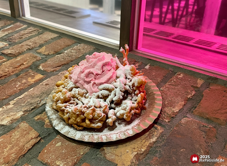 Herbstzauber am Meer - Funnel Cake mit rosa Schlagsahne