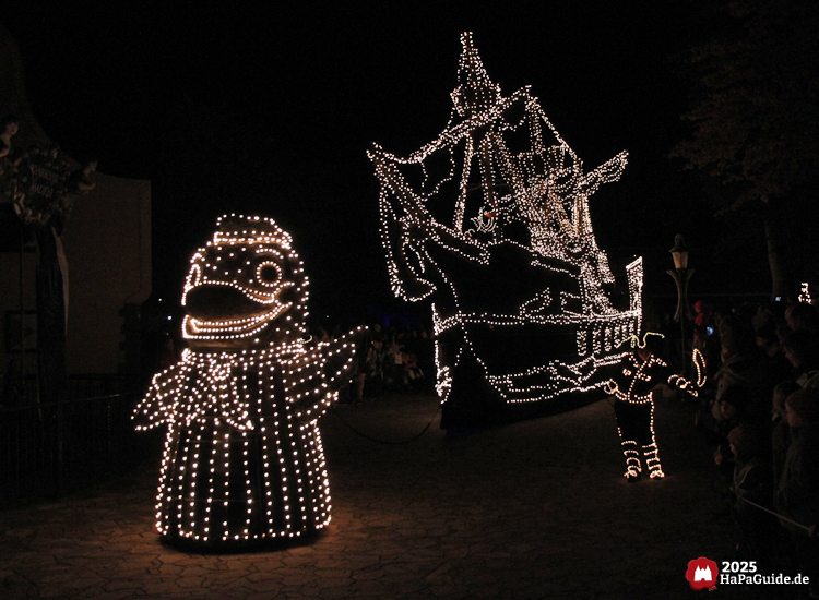 Herbstzauber am Meer - Flipsi vor einem riesigen Piratenschiff während der Lichterparade