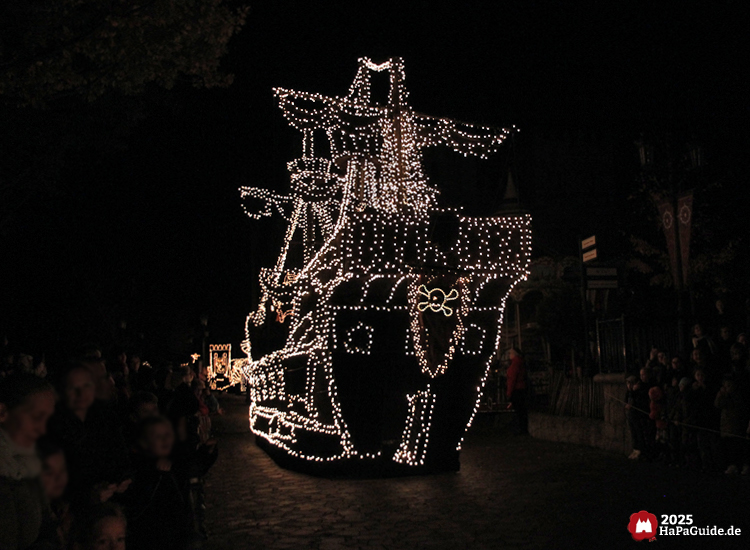 Herbstzauber am Meer - Rückseite des weiß leuchtenden Piratenschiffs während der Lichterparade