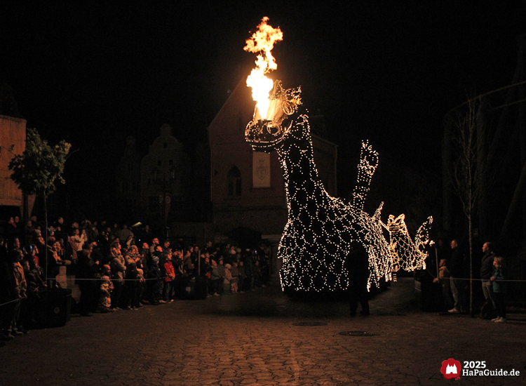 Herbstzauber am Meer - Nessie speiht Feuer während der Lichterparade