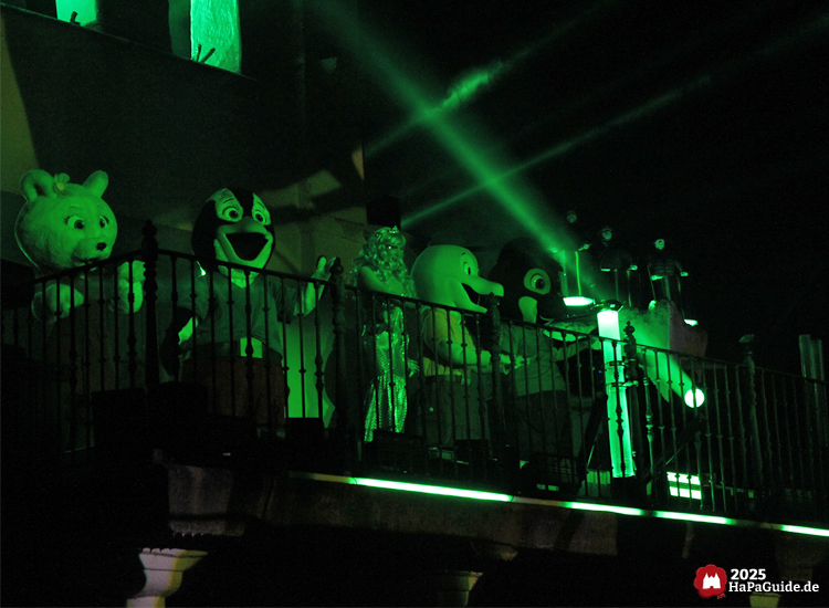 Herbstzauber am Meer - Die Parkmaskottchen im grünen Licht während der Abendshow