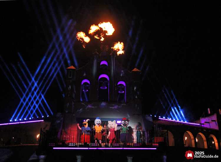 Herbstzauber am Meer - Feuerbälle steigen hinter dem Glockenturm der Arena del Mar auf
