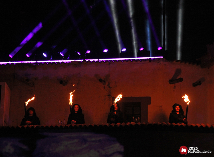 Herbstzauber am Meer - Personen in Mönchskutten halten Fackeln von der Arena del Mar