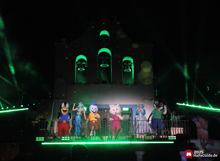 Herbstzauber am Meer - Alle Scheinwerfer der Abendshow leuchten grün auf