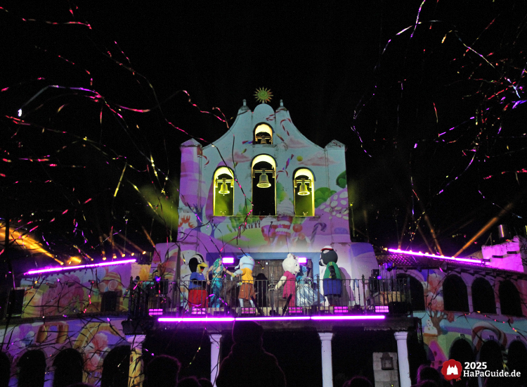 Herbstzauber am Meer - Goldene Luftschlangen fliegen in die Menge während der Abendshow auf dem Plaza del Mar
