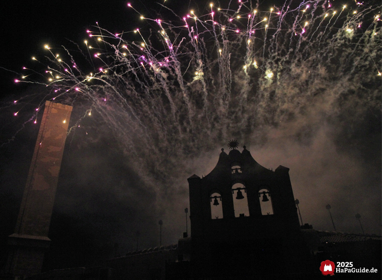 Herbstzauber am Meer - Bunte Raketenexplosion zwischen Kärnan-Turm und Arena del Mar