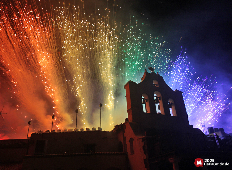 Herbstzauber am Meer - Leuchtfontänen in allen Regenbogenfarben steigen hinter der Arena del Mar auf
