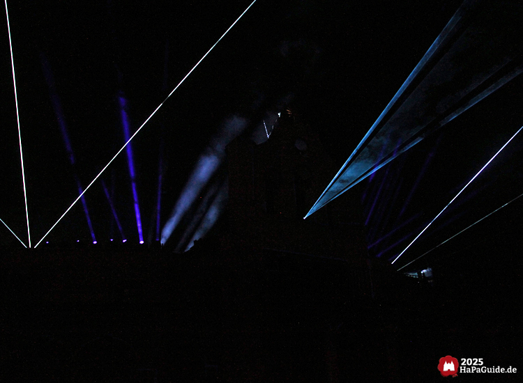Herbstzauber am Meer - Laserstrahlen durchschneiden den Nachthimmel