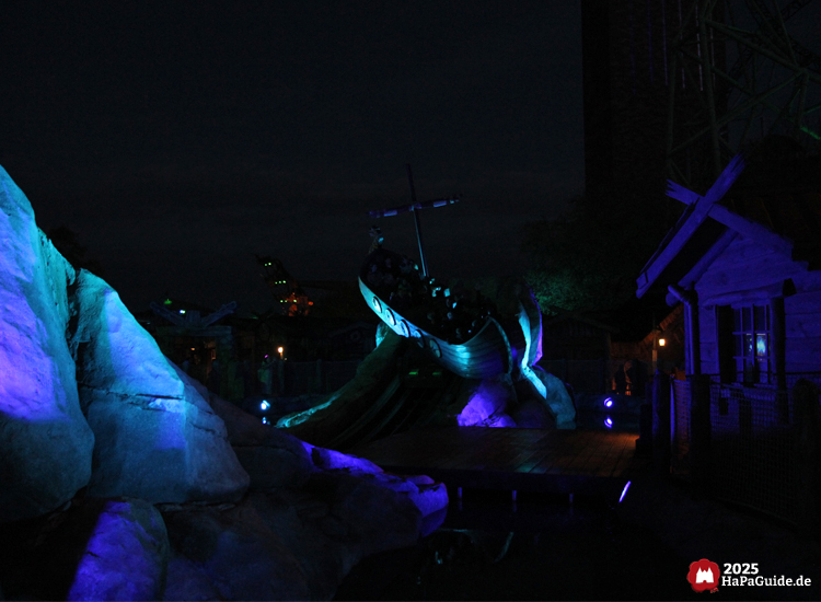 Herbstzauber am Meer - Das Wikingerschiff Fenya kreist in der Dunkelheit