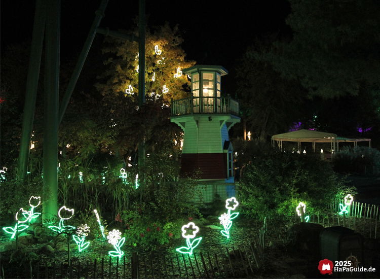Herbstzauber am Meer - Leuchtturm mit elektronischen Blumen