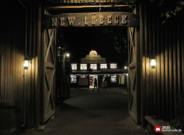 Herbstzauber am Meer - Beleuchtetes Zugangstor nach New Lübeck