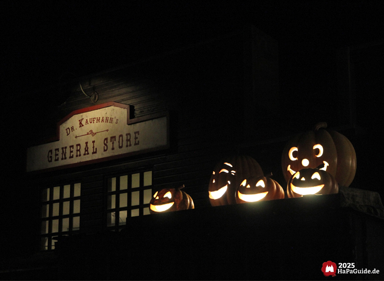 Herbstzauber am Meer - Leuchtkürbisse auf dem Vordach des General Stores