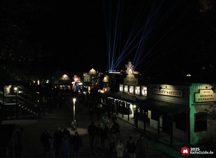 Herbstzauber am Meer - Lichtstrahlen hinter der beleuchteten Westernstadt New Lübeck