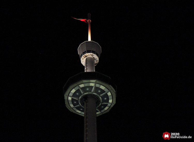 Holsteinturm - Beleuchtete Turmspitze bei Dunkelheit
