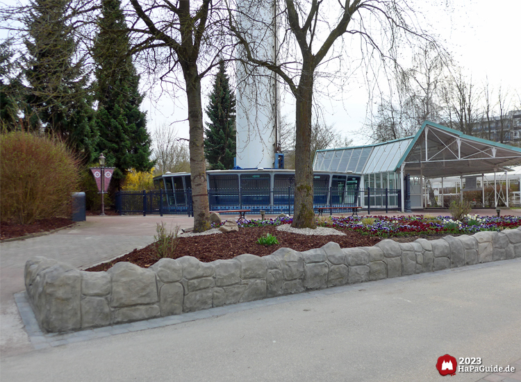Holsteinturm - Mauer und Blumenbeet vor dem Turm