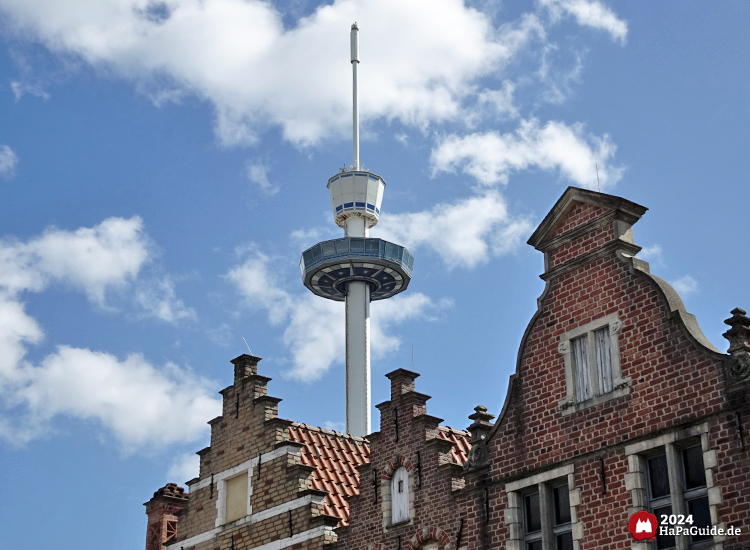 Holsteinturm - Aussichtsturm hinter Fassaden der Hanse in Europa