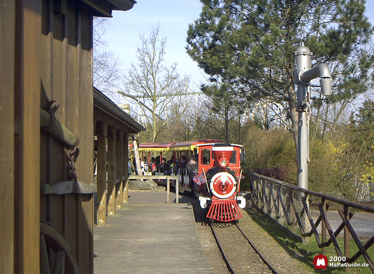 Die Parkeisenbahn fährt in den Bahnhof Holzfällerlager ein