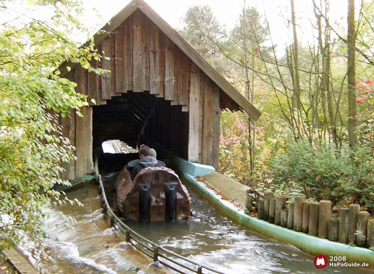 Ein Baumstammboot der Wildwasserfahrt vor der ersten Abfahrt