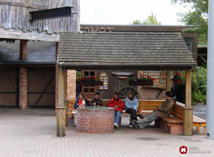 Brunnenhaus vor dem Ride-Shop der Wildwasserfahrt