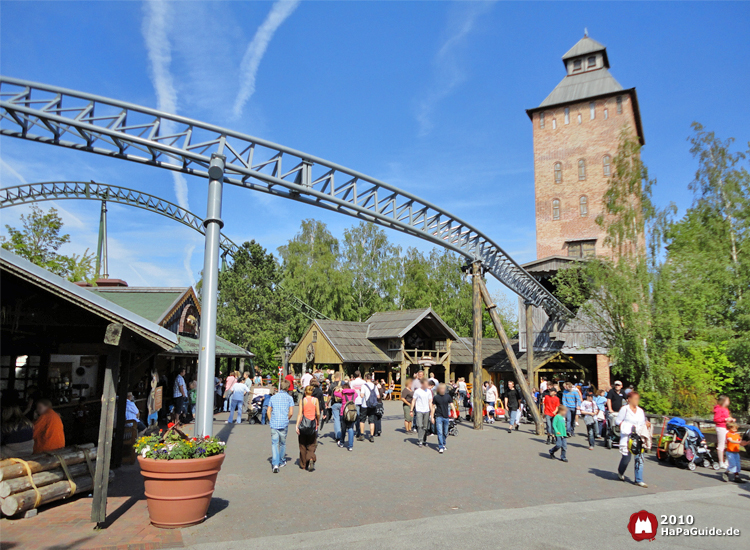 Holzfällerlager - Hauptplatz mit Fluch von Novgorod