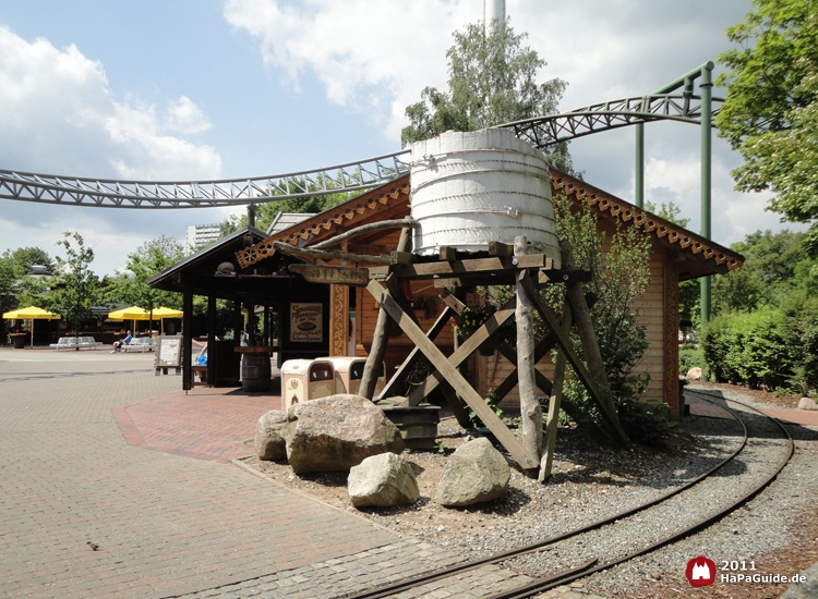 Wasserturm neben dem Kiosk im Holzfällerlager