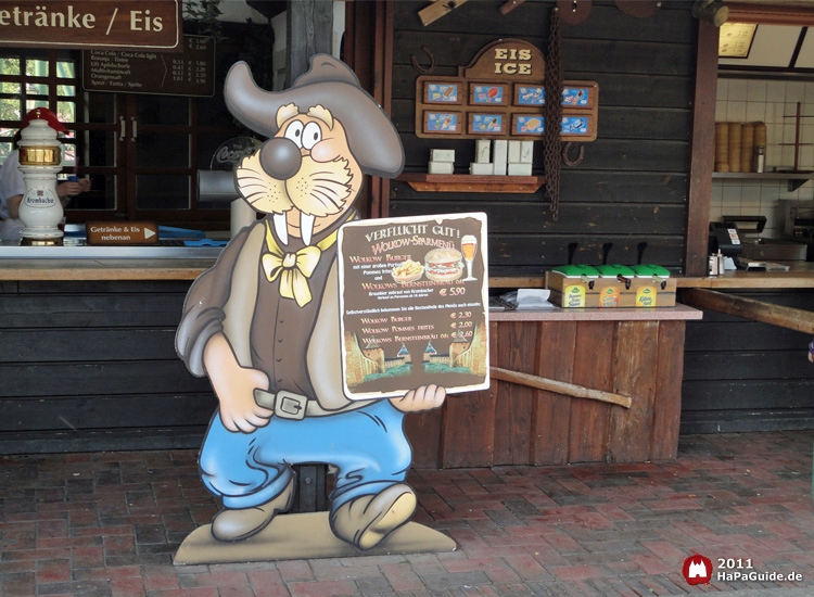 Maskottchen Winnie im Western-Outfit als Werbeaufsteller für Hamburger