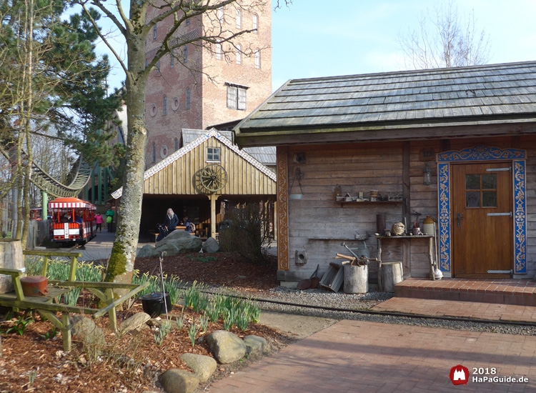 Hinter dem Kiosk im Holzfällerlager an den Gleisen des Hansa-Park Express