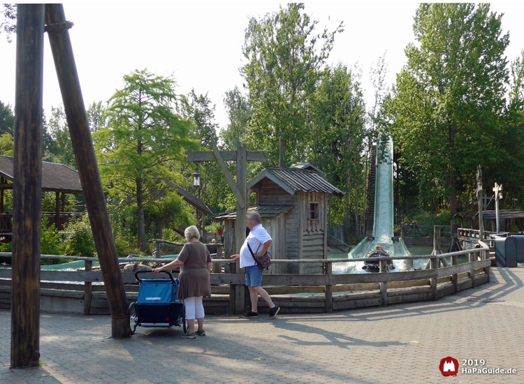 Wendepunkt der Wildwasserbahn im Holzfällerlager