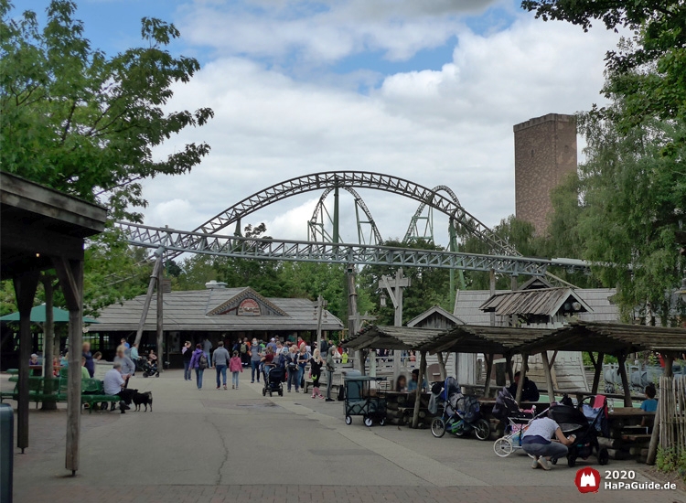 Überdachte Picknickhütten nahe des Kiosks im Holzfällerlager