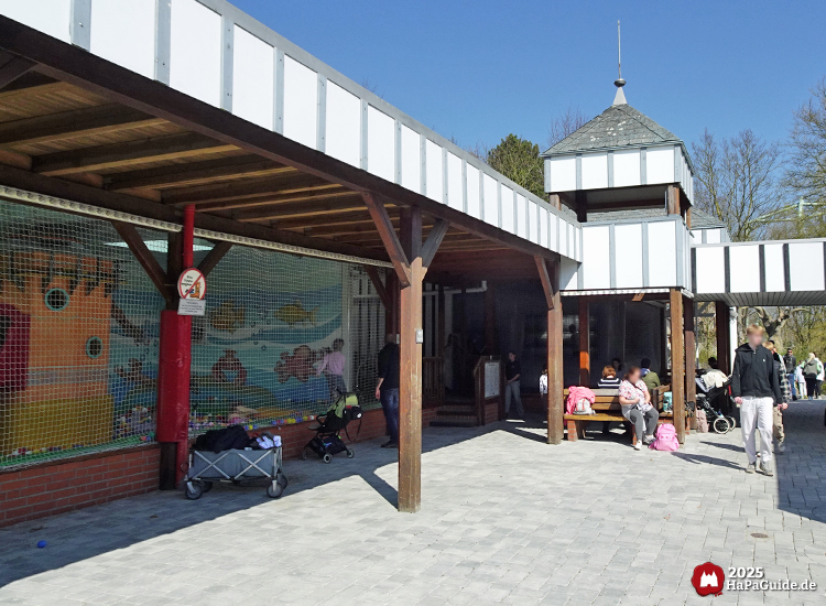 Hüpf- und Ballhaus - Überdachter Spielbereich für Kinder im Bezaubernden Britannien
