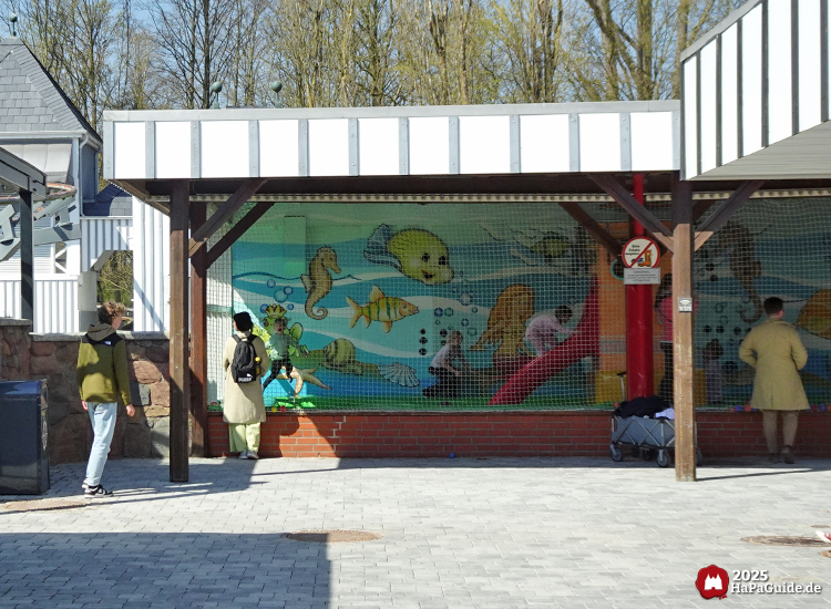Hüpf- und Ballhaus - Blick durch ein gespanntes Netz in den Bällepool