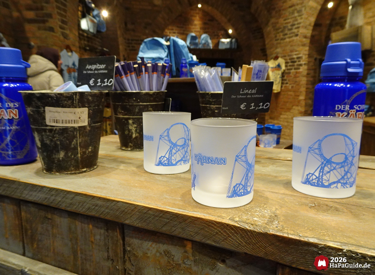Hansa-Park Kärnan Merchandise mit Gläsern, Trinkflaschen und Schreibwaren im Ride-Shop