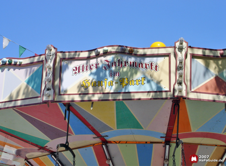 Schriftzug Alter Jahrmarkt im Hansa-Park am Dach