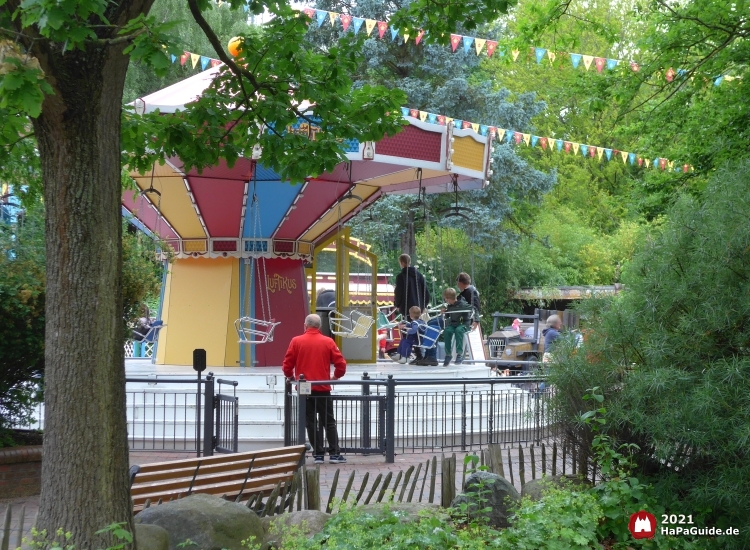 Hinter viel Grün zeigt sich der Luftikus auf dem Alten Jahrmarkt