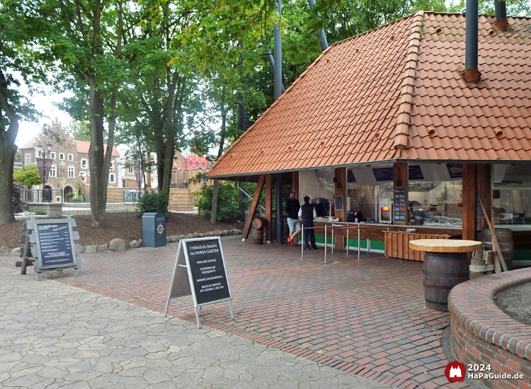 Kiosk am Hanse-Flieger - Imbiss unter rotem Schindeldach