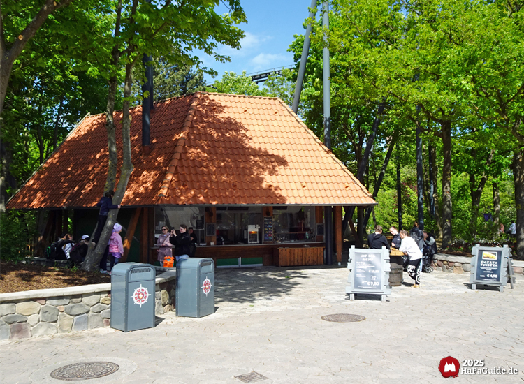 Kiosk am Hanse-Flieger - Besuchende stehen vor dem roten Schindeldachkiosk