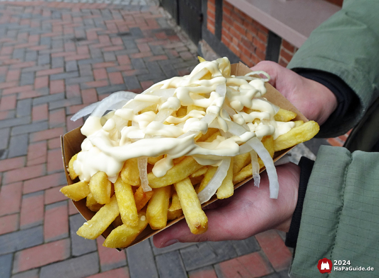 Kiosk an der Schiffschaukel - Pommes mit frischen Zwiebeln und Hollondaise