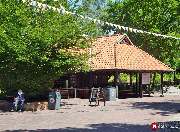 Kiosk an der Schiffschaukel - Der Imbiss unter einem roten Schindeldach