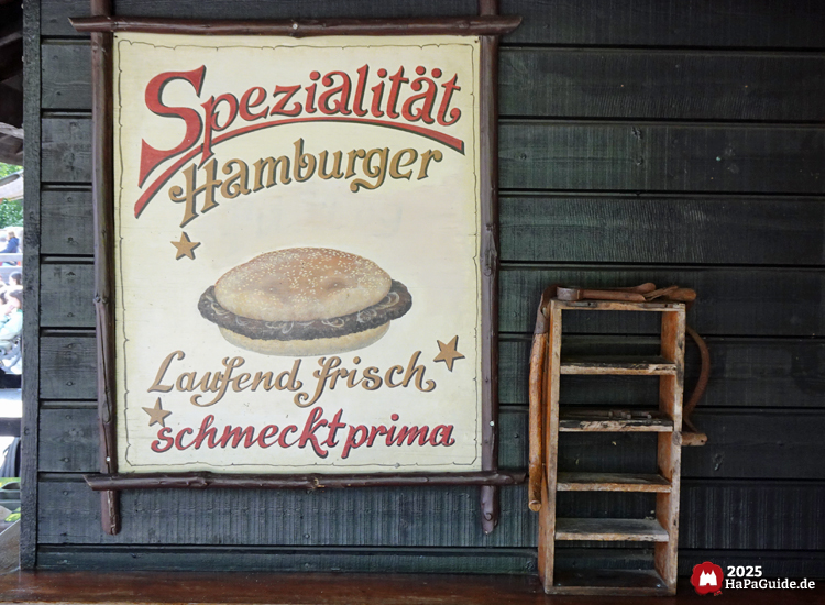 Kiosk im Peterhof - Schild Spezialität Hamburger laufend frisch