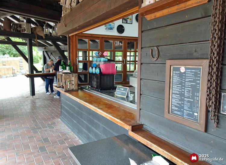 Kiosk im Peterhof - Slush Maschinen und Stehtischbereich