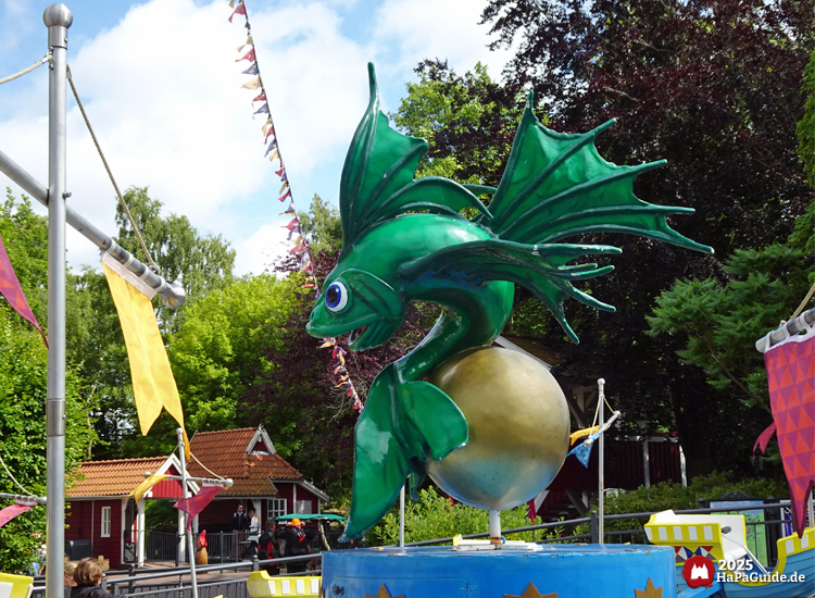 Koggenfahrt - Grüner Fisch auf goldener Kugel