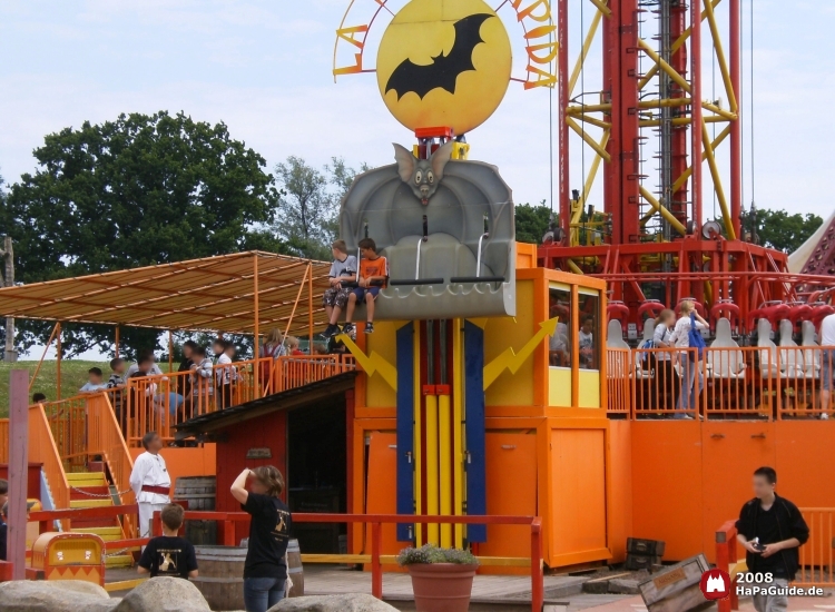 Der Kinderfreifall La Torre Rápida an der Rückwand des Ride-Operator Gebäudes von Monte-Zuma