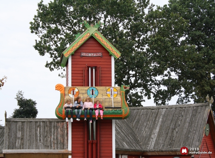 Odins Luftreise - Gondel an rotem Turm