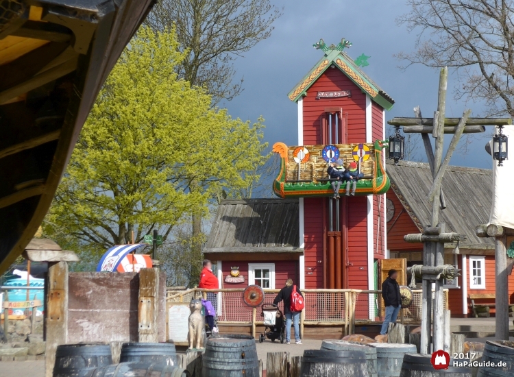 Der Turm von Odins Luftreise hinter den Fässern der Wikingertaufe